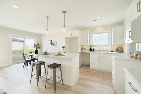 209 Kingshead RD, Niverville, MB R0A 0A1