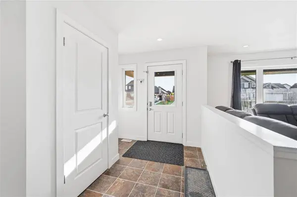 27 Wyndham CT, Niverville, MB R0A 0A2