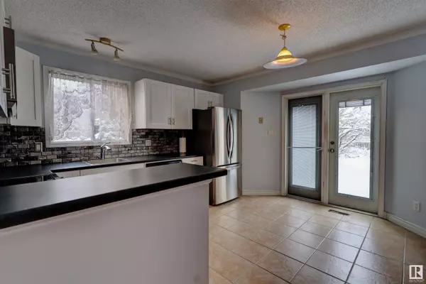 14511 31 ST NW, Edmonton, AB T5Y 1Z1