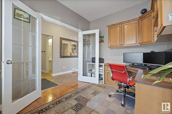 7308 SINGER WY NW, Edmonton, AB T6R 3S1