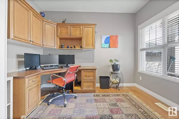 7308 SINGER WY NW, Edmonton, AB T6R 3S1