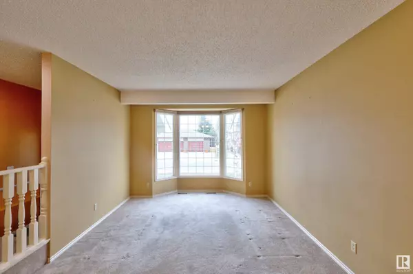 11104 157 AV NW, Edmonton, AB T5X 4V2