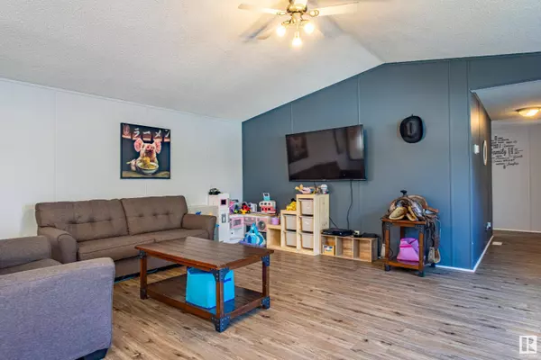 3018 Lakeview Drive NW, Edmonton, AB T5S 1T7