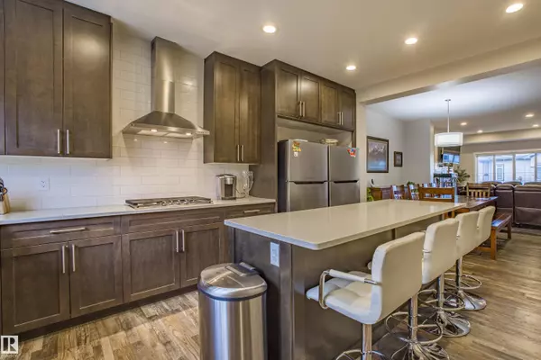 9868 206 ST NW, Edmonton, AB T5T 7L5