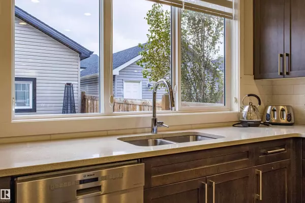 9868 206 ST NW, Edmonton, AB T5T 7L5