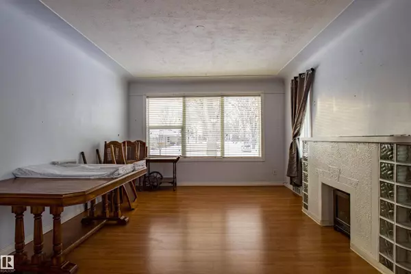 9228 124A AV NW, Edmonton, AB T5G 0W2