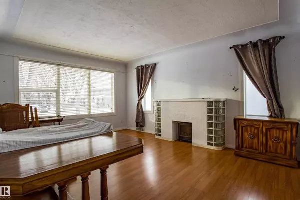 9228 124A AV NW, Edmonton, AB T5G 0W2