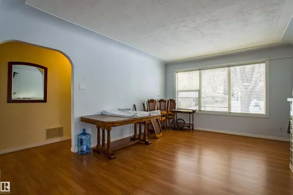 9228 124A AV NW, Edmonton, AB T5G 0W2