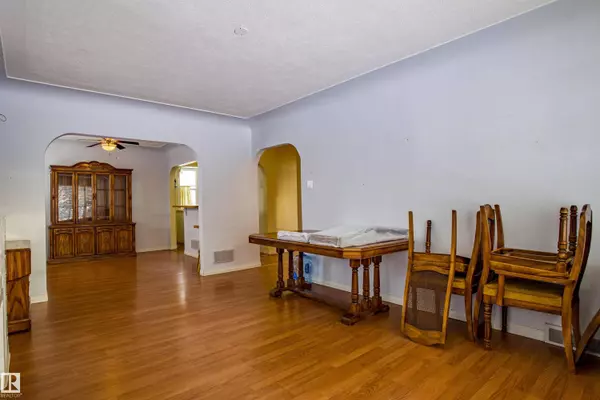 9228 124A AV NW, Edmonton, AB T5G 0W2