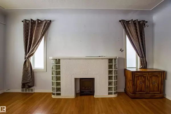 9228 124A AV NW, Edmonton, AB T5G 0W2