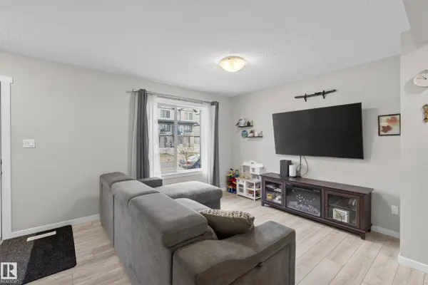 1096 CY BECKER RD NW, Edmonton, AB T5Y 3Z9