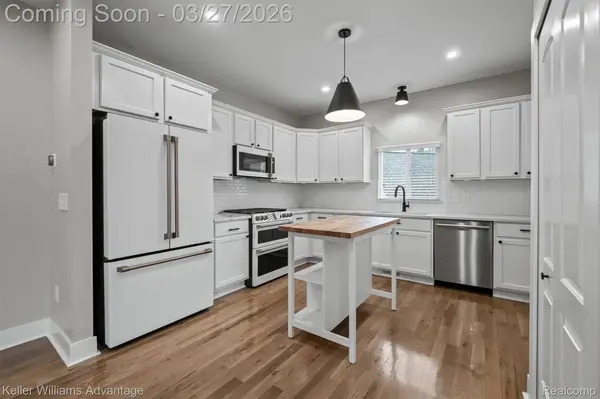 882 N Center ST, Northville, MI 48167