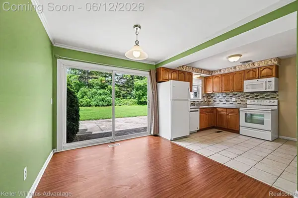 1669 Ashstan DR, Walled Lake, MI 48390