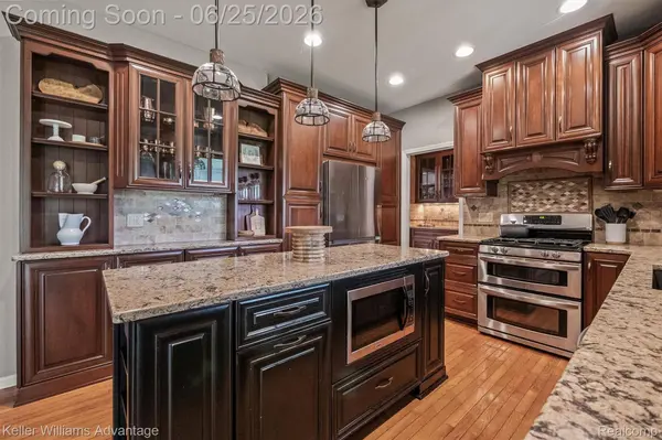 1270 Buckboard CIR, South Lyon, MI 48178