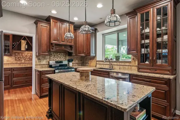 1270 Buckboard CIR, South Lyon, MI 48178
