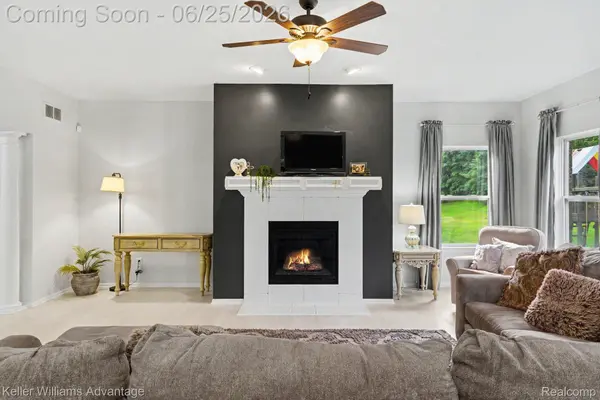 54525 Brentwood DR, Lyon Charter Township, MI 48178
