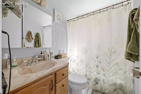 4255 Hedge LN, Colorado Springs, CO 80917