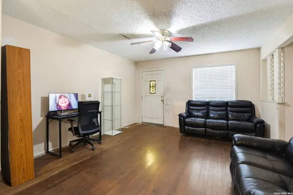 242 Brettonwood Dr, San Antonio, TX 78218