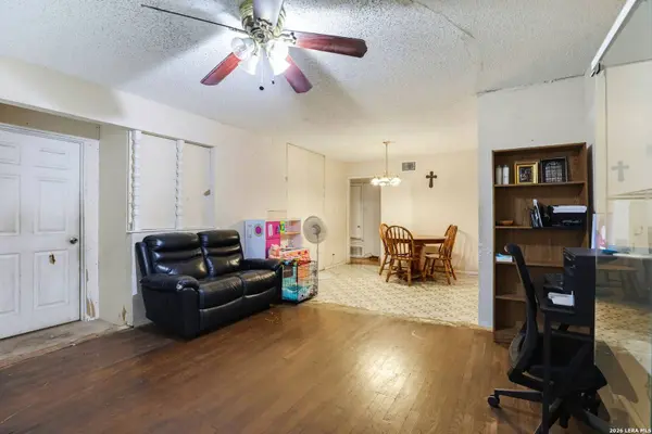242 Brettonwood Dr, San Antonio, TX 78218