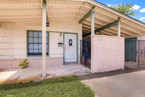 242 Brettonwood Dr, San Antonio, TX 78218