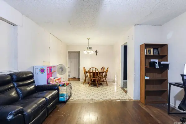 242 Brettonwood Dr, San Antonio, TX 78218