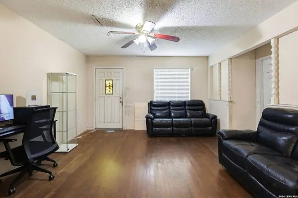 242 Brettonwood Dr, San Antonio, TX 78218