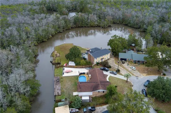 235 W Baratara DR, Chickasaw, AL 36611