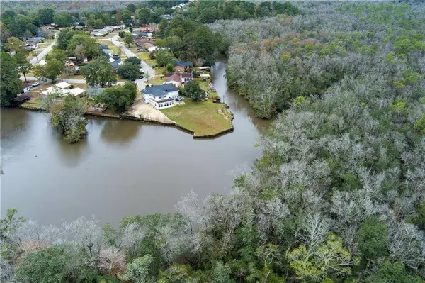 235 W Baratara DR, Chickasaw, AL 36611