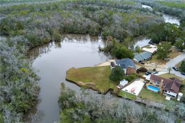 235 W Baratara DR, Chickasaw, AL 36611