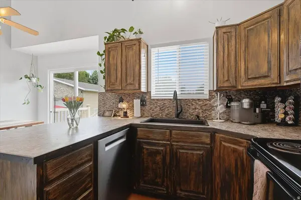 2131 N 850 ST, Clinton, UT 84015