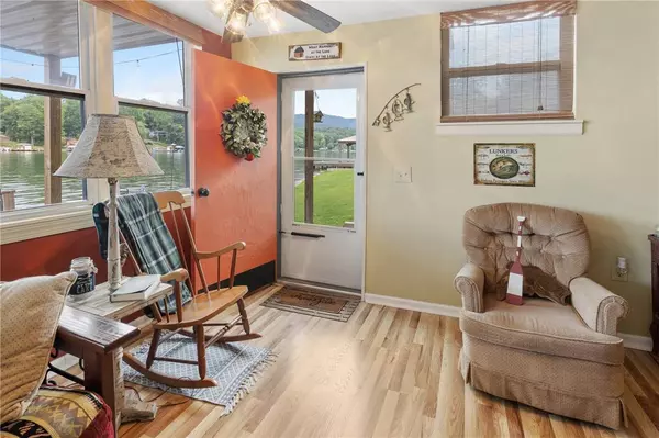 325 Time Out PL, Tamassee, SC 29686