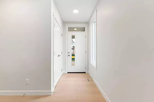 17 Southborough SQ, Cochrane, AB T4C 2S6