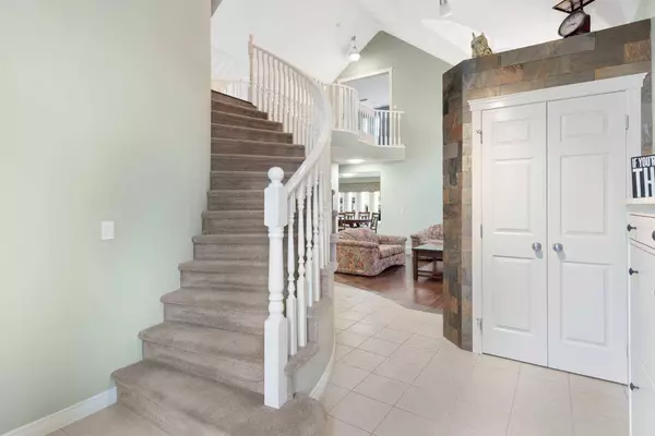 124 Cresthaven PL SW, Calgary, AB T3B 5W4