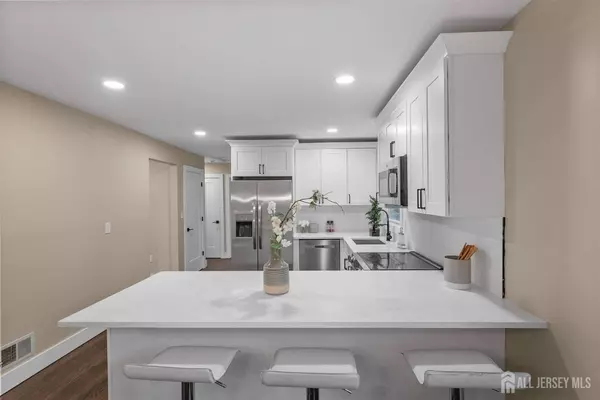 344 W Point AVE W, Franklin Twsp, NJ 08873