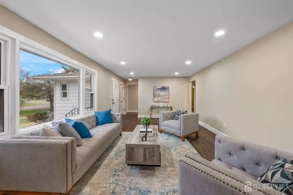 344 W Point AVE W, Franklin Twsp, NJ 08873