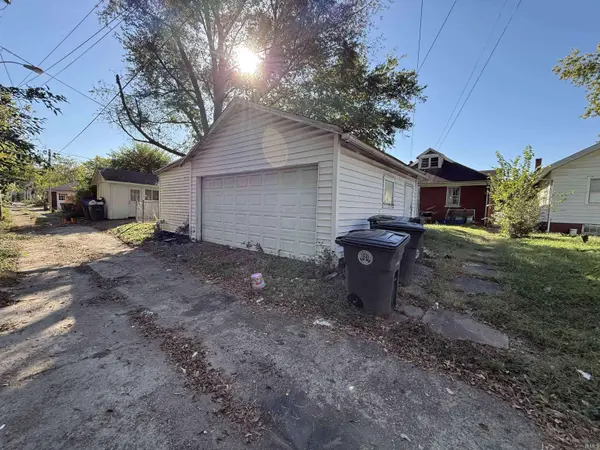 604 Bayard Park DR, Evansville, IN 47713