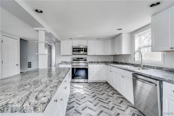 20 Garden RD, Philadelphia, NY 13673