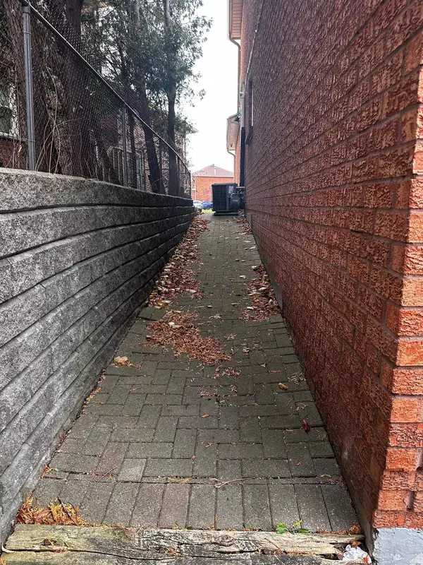 29 Moeller CT, Toronto E09, ON M1E 5C1