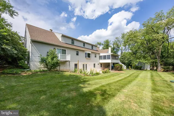 10 LONG DR, Downingtown, PA 19335