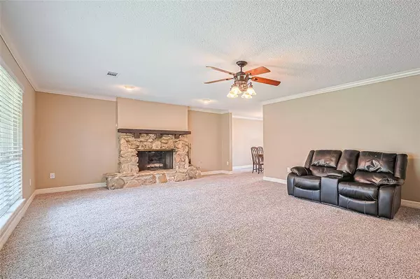 3705 Autumn LN, Baytown, TX 77521