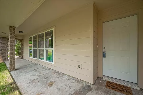 3705 Autumn LN, Baytown, TX 77521