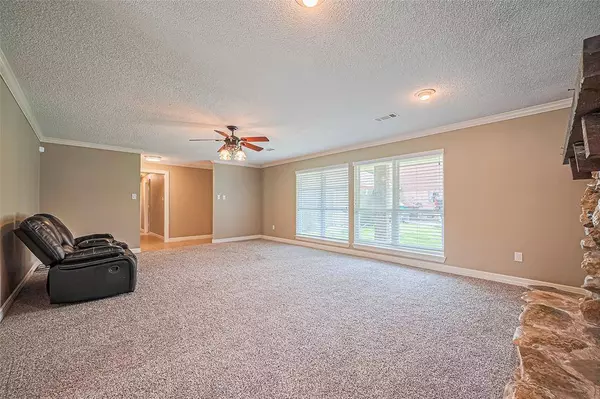 3705 Autumn LN, Baytown, TX 77521