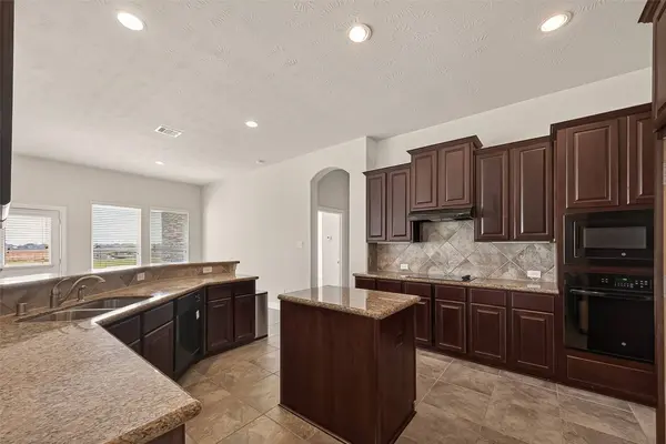 11602 Kings Point BLVD, Mont Belvieu, TX 77535
