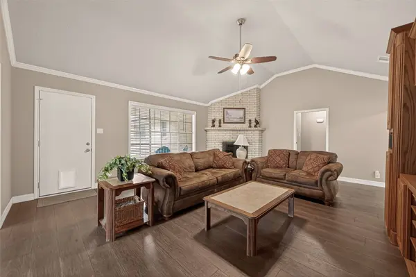 116 Flag DR W, Lake Jackson, TX 77566