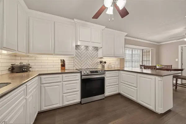116 Flag DR W, Lake Jackson, TX 77566