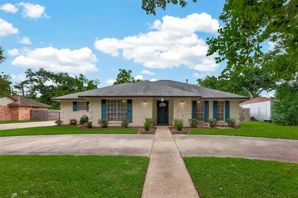 116 Flag DR W, Lake Jackson, TX 77566