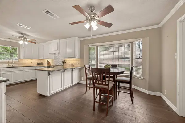 116 Flag DR W, Lake Jackson, TX 77566