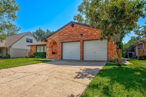 810 Richvale LN, Houston, TX 77062