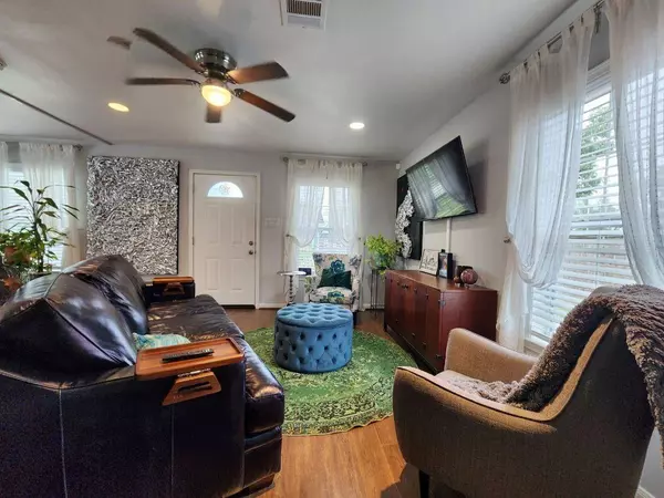 5516 Chapman ST, Houston, TX 77009