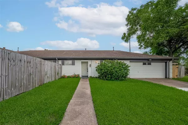 605 Sorrento Dr, El Lago, TX 77586